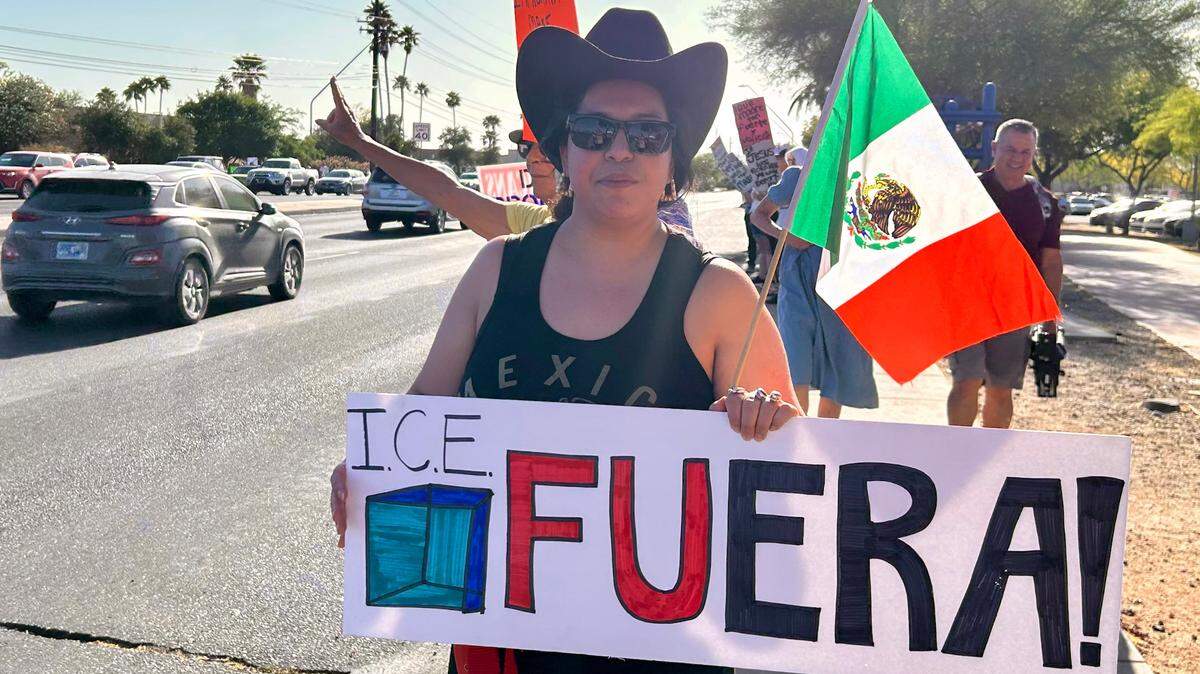Decenas de personas muestran pancartas para protestar en contra de la deportación de una inmigrante de Guatemala y su bebé recién nacido, en Tucson, Arizona, el domingo 4 de mayo de 2025.