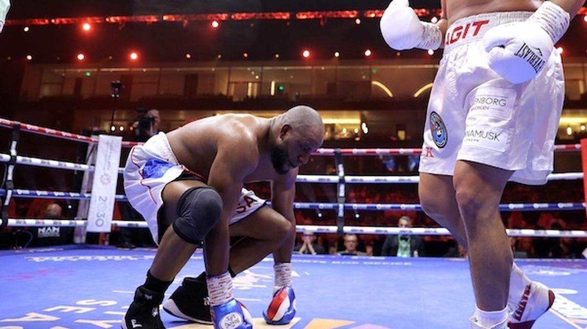 Frank Sánchez era lo más cercano a esa gesta, pero por el momento el camino hacia la cima tendrá que tomar un desvío más largo, tras la derrota ante Agit Kabayel en la velada Ring of Fire de Arabia Saudita, donde Oleksandr Usyk venció a Tyson Fury.