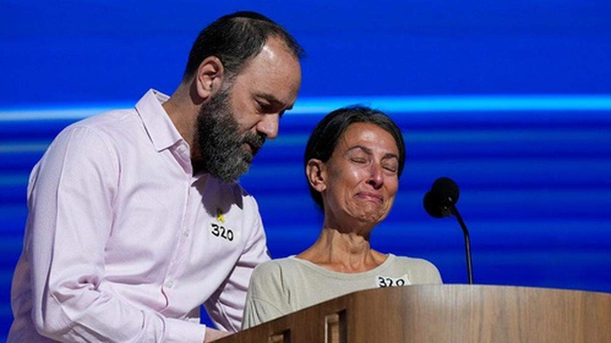 Rachel Goldberg-Polin no puede controlar el llanto mientras habla junto a su esposo, Jon Polin, de su hijo Hersh Goldberg-Polin, durante la Convención Nacional Demócrata en Chicago, el 21 de agosto de 2024.  Hersh Goldberg-Polin fue secuestrado por el grupo islámico Hamas, y el domingo se confirmó su muerte, junto a otros cinco rehenes.