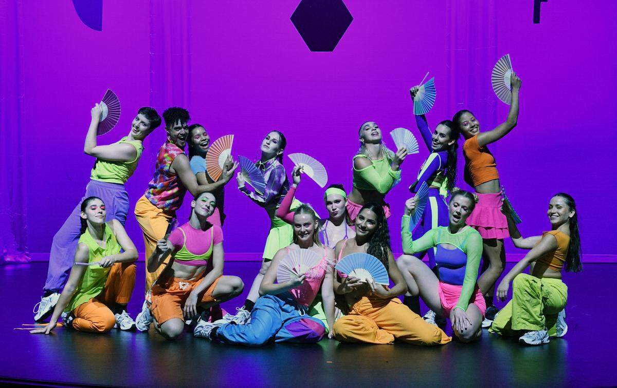 Toda la compañía en “Final Kiki”, coreografía de Brianna Campbell y Mika Santo.