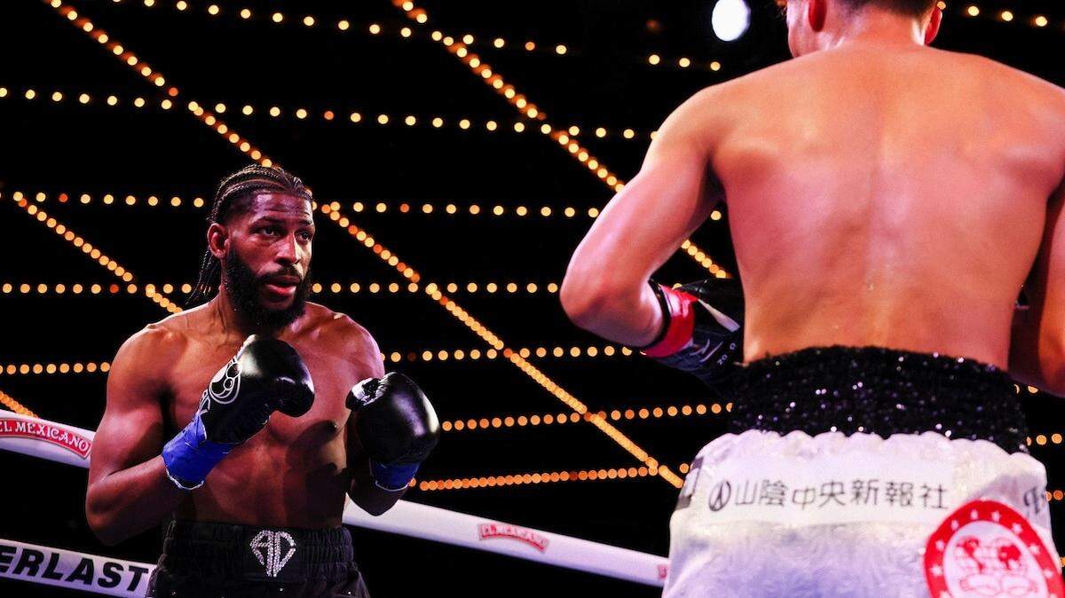 El campeón invicto de la FIB Raymon Muratalla defiende su faja ligera frente al prodigio olímpico cubano Andy Cruz (izq.), quien con apenas siete peleas quiere hacer historia en el boxeo profesional. 