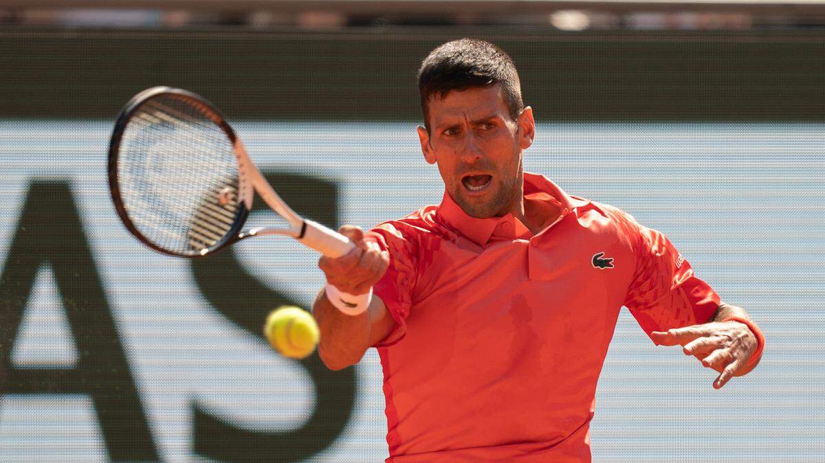  Novak Djokovic rompió el empate que mantenía con Rafael Nadal y se convirtió en el jugador que más veces alcanza los cuartos de final del Abierto de Francia tras barrer el domingo 6-3, 6-2, 6-2 al peruano Juan Pablo Varillas.