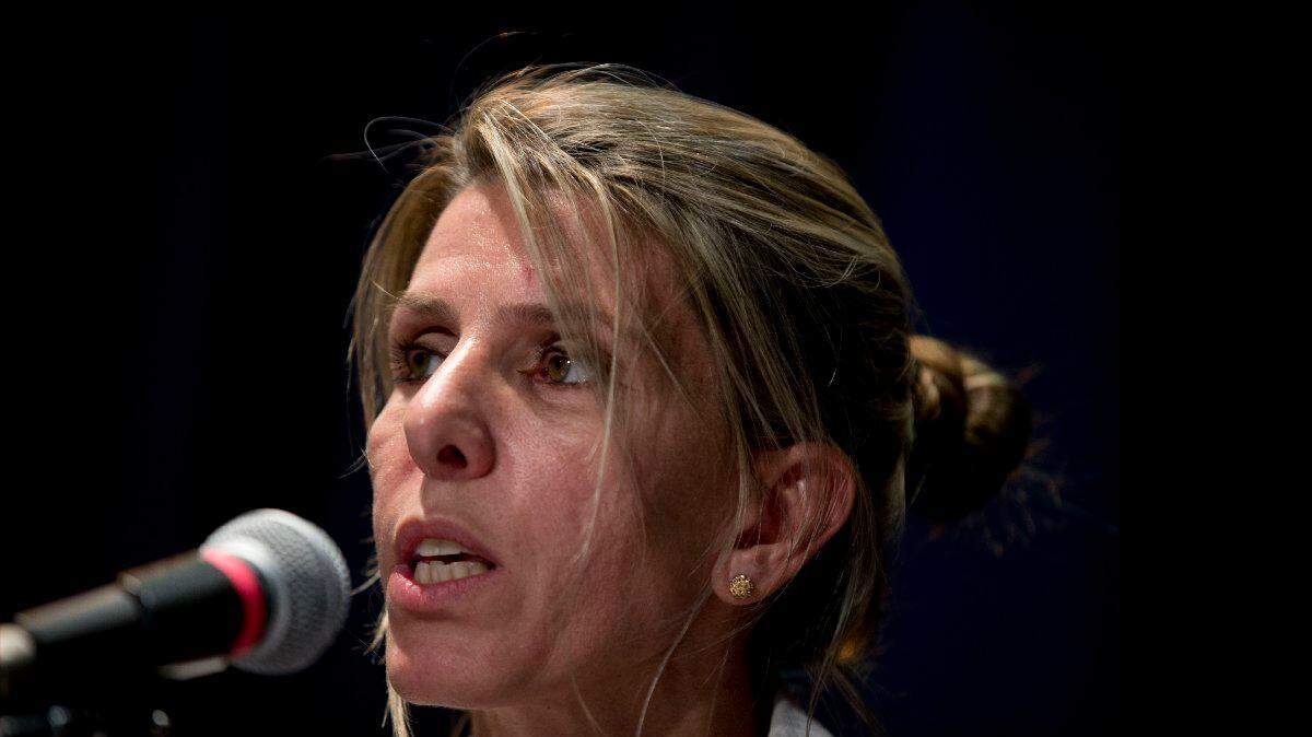 Sandra Arroyo Salgado, ex esposa del fallecido fiscal argentino Alberto Nisman, habla durante una conferencia de prensa en Buenos Aires, Argentina, el jueves 5 de marzo de 2015. Salgado dijo que los expertos contratados por la familia del fiscal argentino llegaron a la conclusión de que él fue asesinado y descartado la hipótesis del suicidio.