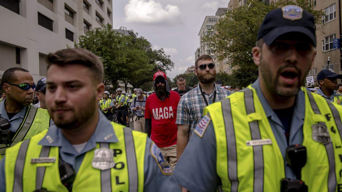 Los supremacistas blancos que alarmaron al país hace un año en las calles de Charlottesville, Virginia, con sus antorchas estilo tiki y consignas llenas de odio, dan señales, por lo menos temporalmente, de regresar a las sombras después de meses de desafíos legales, contraprotestas y conflictos internos.
