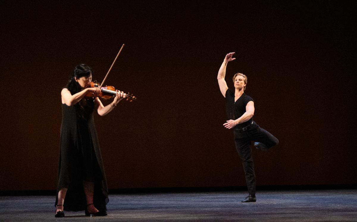 Chase Swatosh y la concertino Mei Mei Luo (primer violín de la Orquesta de Miami City Ballet) en “Chaconne”, coreografía de José Limón.