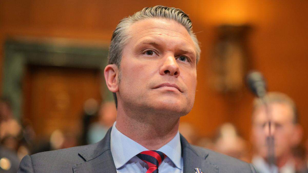 El secretario de Guerra de Estados Unidos, Pete Hegseth, se prepara para testificar ante el Comité de Asignaciones del Senado sobre la solicitud presupuestaria para el año fiscal 2027 en el edificio de oficinas senatoriales Dirksen, en el Capitolio, el 12 de mayo de 2026 en Washington, DC.