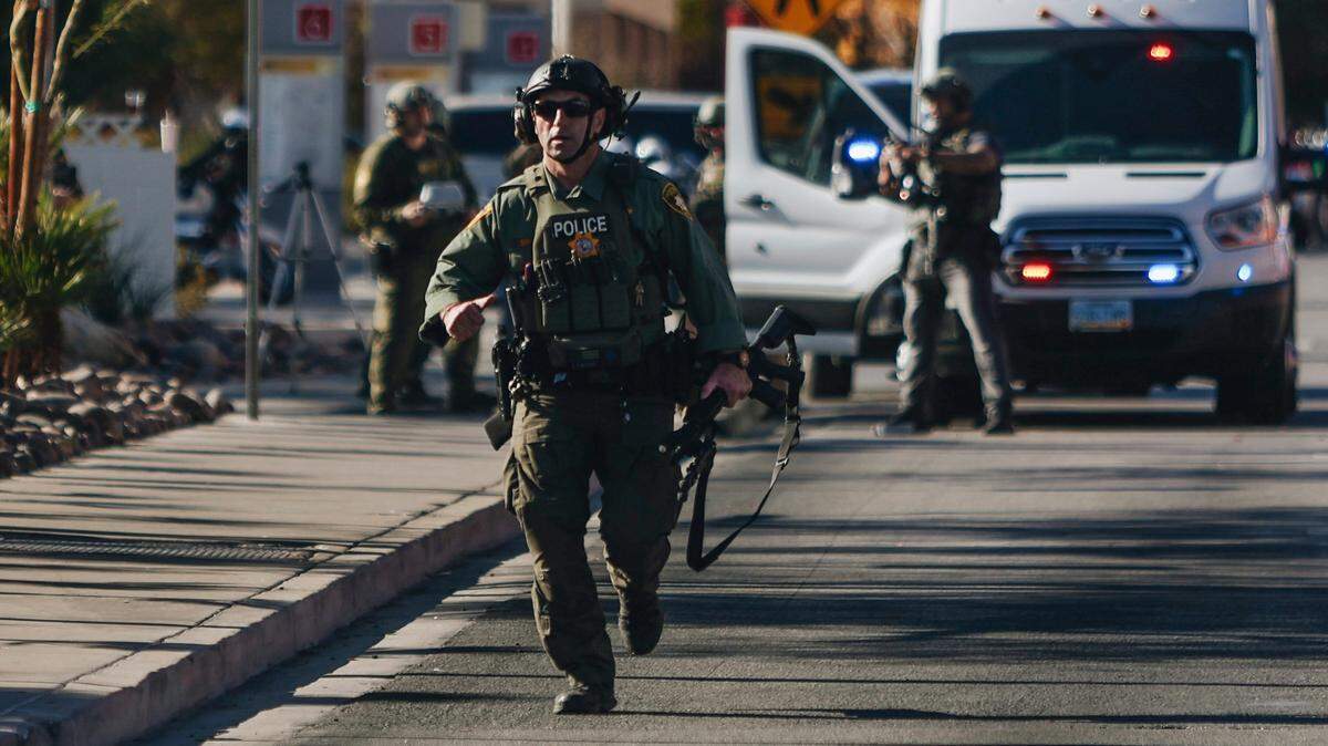 Un oficial de policía trabaja en la escena de un tiroteo en el campus de la Universidad de Nevada, Las Vegas, el miércoles 6 de diciembre de 2023. 
