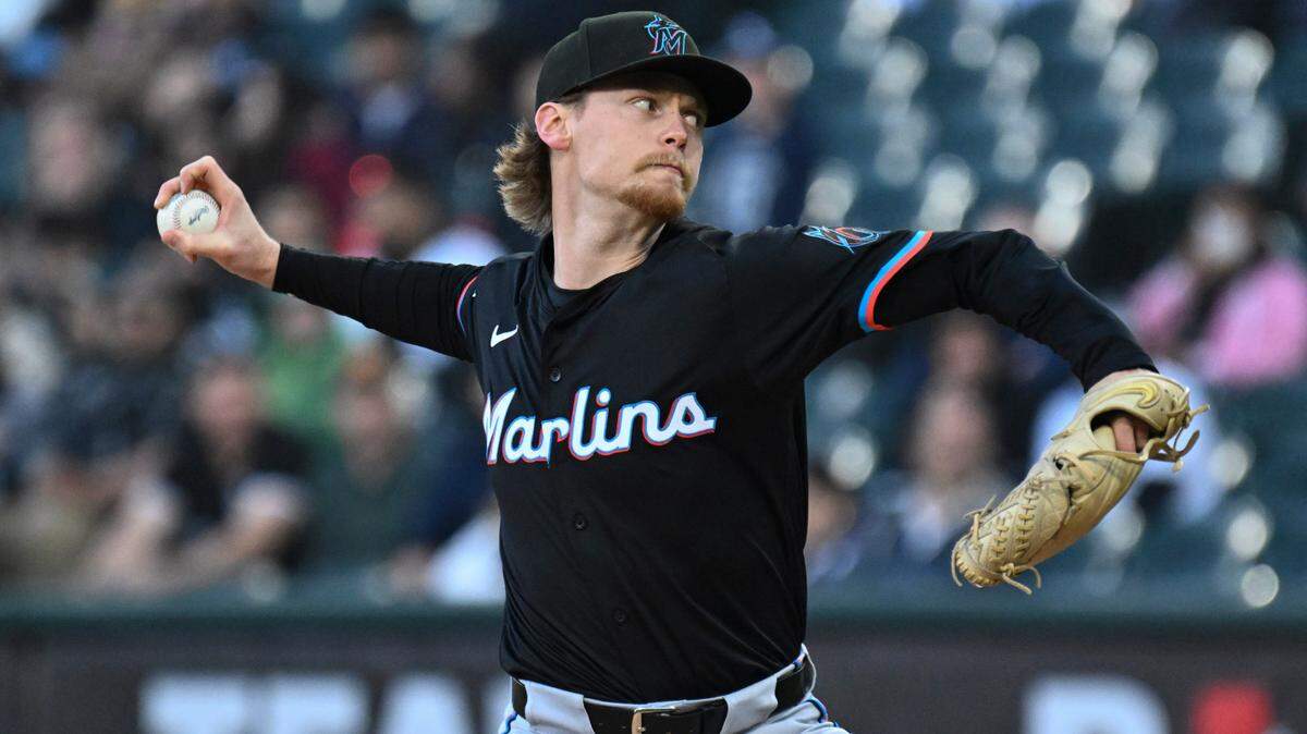 El lanzador de los Miami Marlins, Max Meyer (23), lanza durante la segunda entrada contra los Chicago White Sox en el Rate Field, el 9 de mayo de 2025; en Chicago, Illinois, EE. UU..