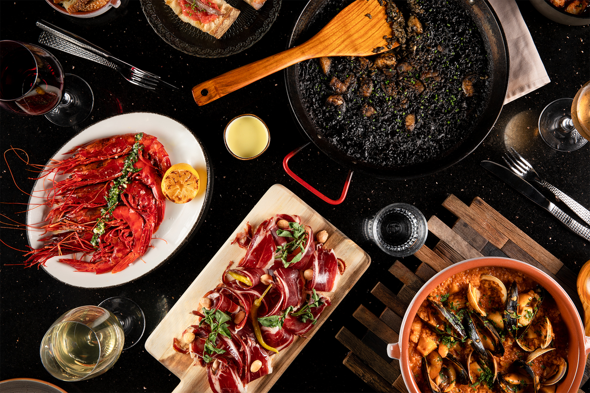 Platos para compartir en el restaurante Marea 1939, en el The National Hotel Miami Beach, como patatas bravas, chorizo español a la parrilla y pulpo español, entre otros muchos.