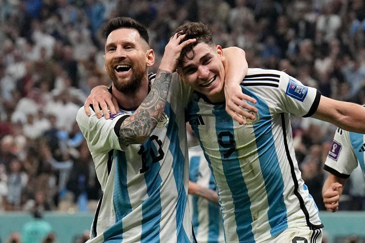 Lionel Messi (izq.) y Julián Julián Álvarez celebran el tercer gol de Argentina en el partido ante Croacia, en la semifinal de la Copa del Mundo efectuado el 13 de diciembre de 2022 en Lusail, Qatar.