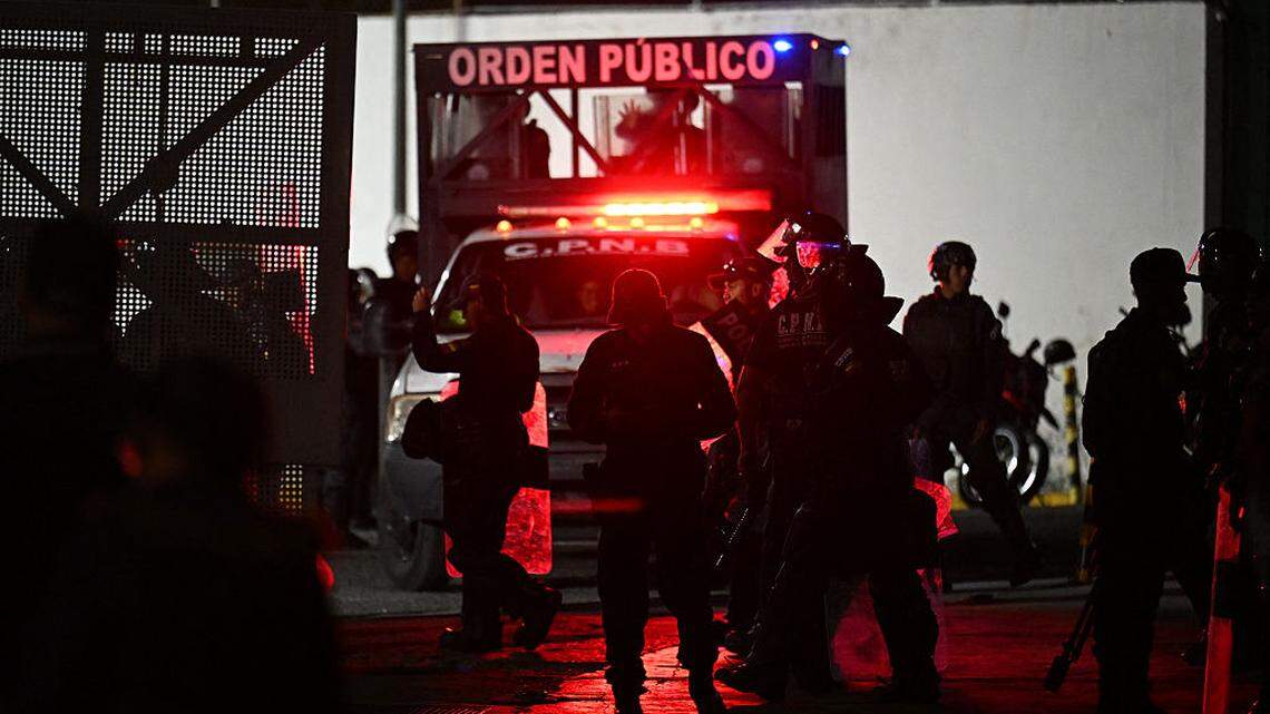 Miembros de la Policía Nacional de Venezuela hacen guardia frente a la cárcel de la Zona 7 de la Policía Nacional Bolivariana (PNB) en Caracas, el sábado 21 de febrero de 2026. Más de 1,500 presos políticos en Venezuela han solicitado amnistía bajo una nueva ley, según declaró el presidente del Congreso el sábado, dos días después de la entrada en vigor de la medida, promulgada bajo presión de Washington.