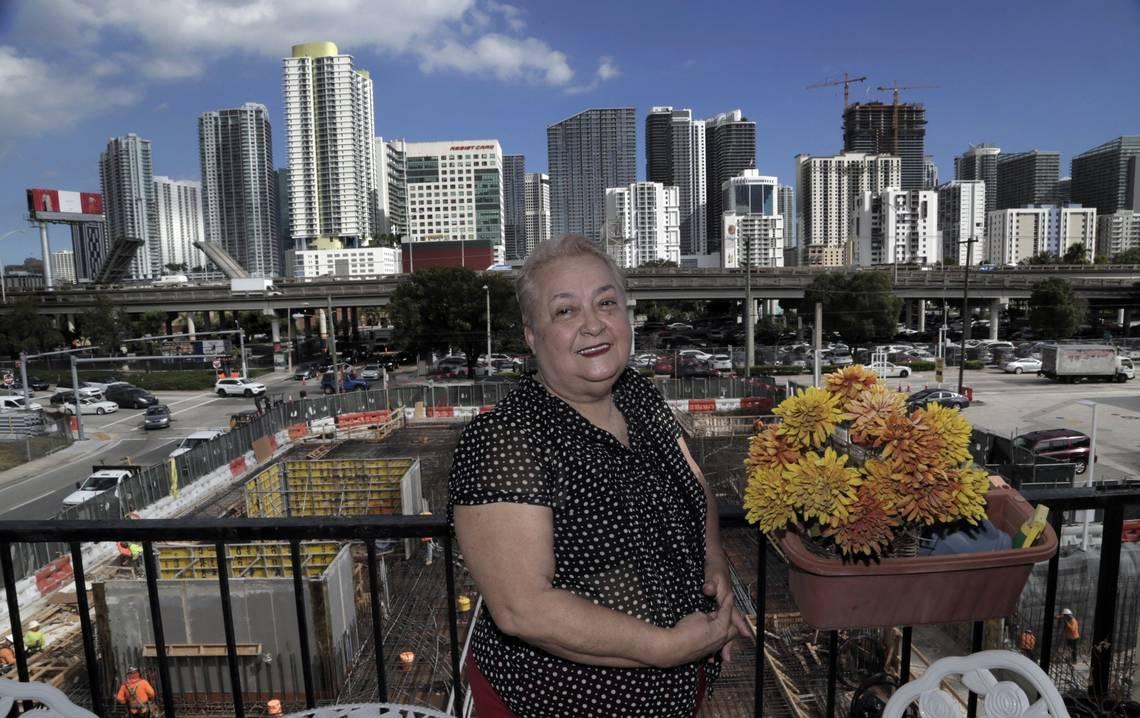 Luz Pabon, residente de Habana Condos, en el balcón de su casa, con una vista a Brickell de fondo que pronto desaparecerá por la enorme construcción junto al su edificio.