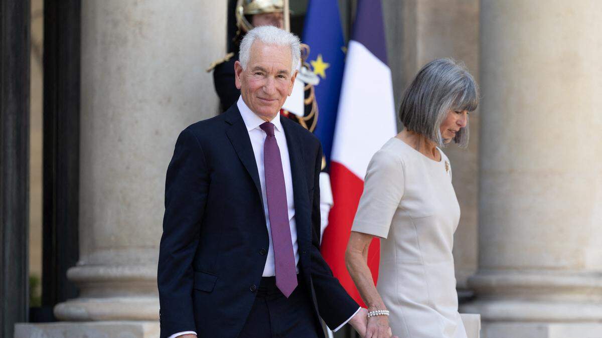 Charles Kushner, el nuevo embajador de EEUU ante Francia y Mónaco, y su esposa, Seryl Kushner, salen del Palacio Presidencial del Elíseo en París después de una reunión con el presidente francés Emmanuel Macron, el 18 de julio de 2025.