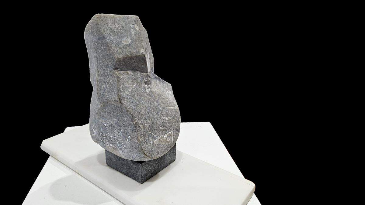 ‘Untitled’, 2024, roca tallada a mano, 9.5 x 7.25 x 5.5 pulgadas.