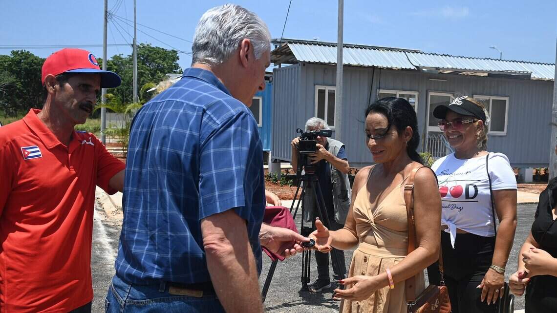 Díaz-Canel inaugura ‘Los Tamarindos’, otro barrio de contenedores que ‘revoluciona’ La Habana