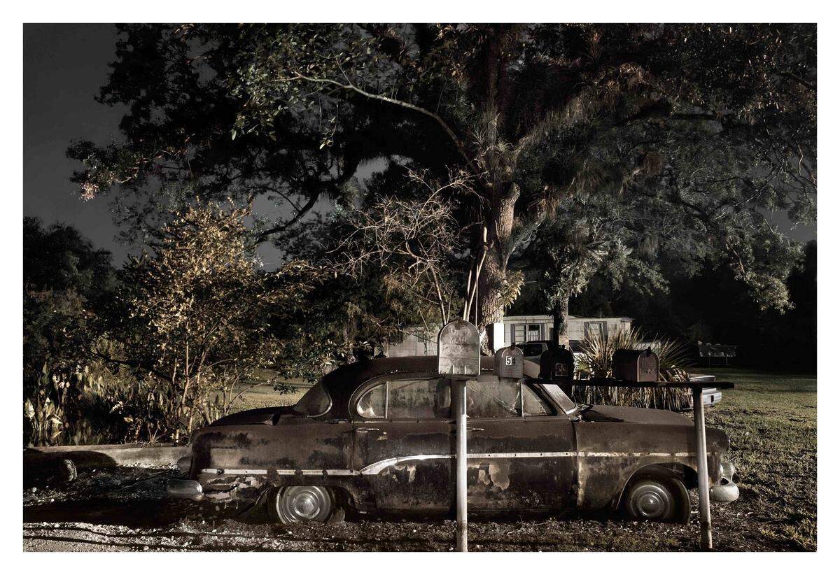“Old Black Car, Mail Boxes, and Trailer Home”, 2012, impresión digital sobre papel satinado, 20 x 30 pulgadas. Edición de 5 más dos pruebas de artista.