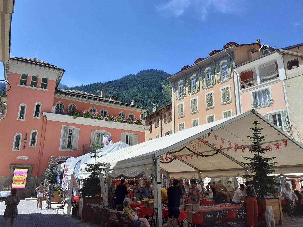 La plaza y el festival del libro en Saint-Etienne-de-Tinée.