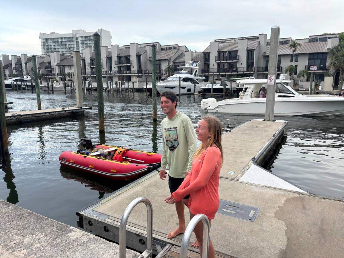 Bret Triano y Marisa Toomsen relataron cómo actuaron de inmediato para rescatar a un hombre después de que explotara el barco en el que se encontraba en la vía fluvial Intracoastal de Fort Lauderdale, el lunes 26 de mayo de 2025. Triano y Toomsen llevaron al hombre a la orilla en el bote inflable rojo que aparece detrás de ellos en la foto. Pierre Taylor