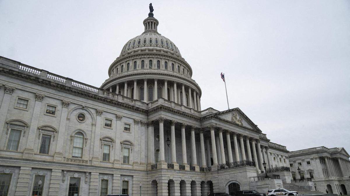Vista del Capitolio de EE.UU. mientras se aproxima el cierre de Gobierno en Washington, DC, el 30 de septiembre de 2025.