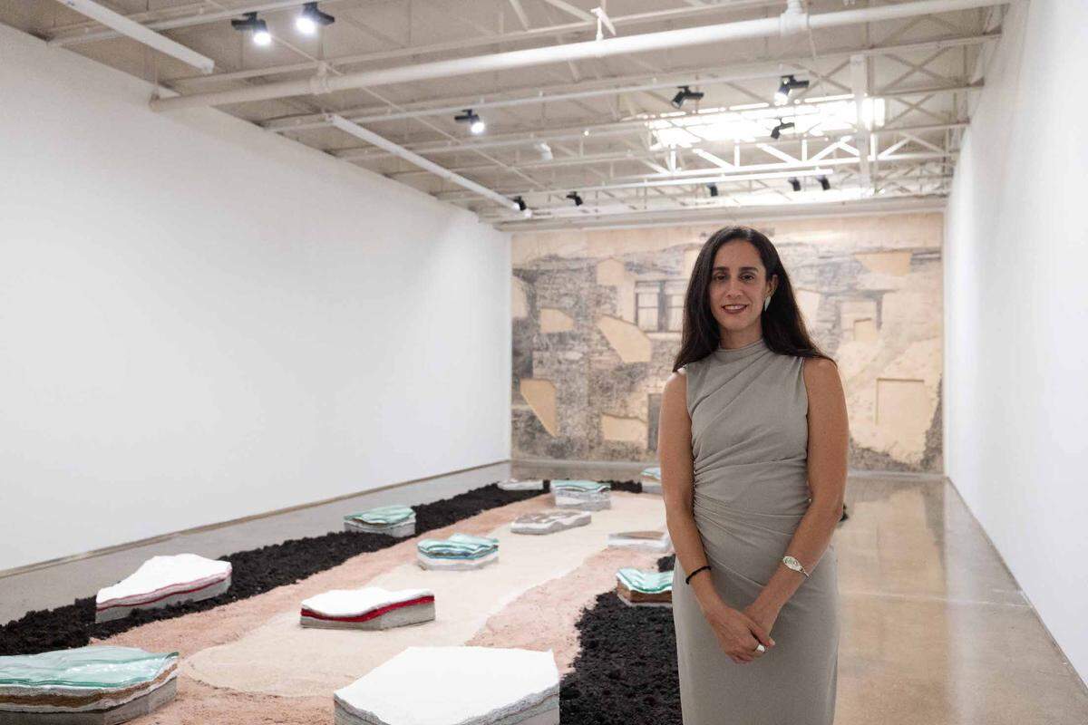 Amanda Linares en Piero Atchugarry Gallery, Miami. En el fondo, la muestra “Yo vengo de todas partes, y hacia todas partes voy”.