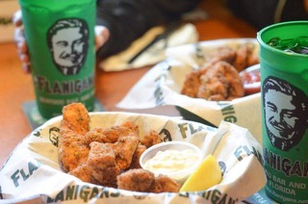 Disfruta de una multitud alborotada en Flanigans Seafood Bar and Grill y aprovecha las ofertas de bebidas que comienzan temprano y se extienden hasta el cierre.