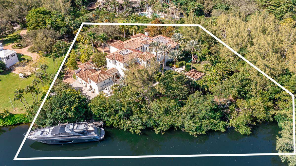 Una de las mayores ventajas de la propiedad de dos acres frente al agua es que permite que las embarcaciones salgan directo a la bahía de Biscayne.