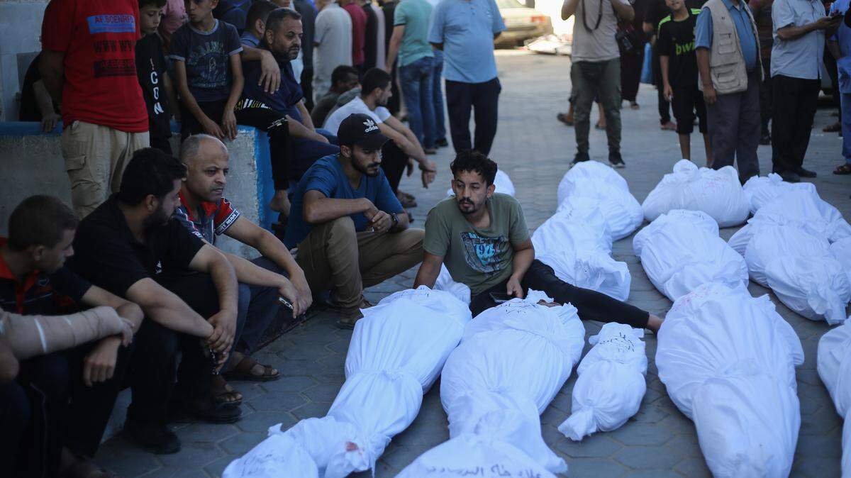 Palestinos lloran junto a los cuerpos de los palestinos muertos en ataques israelíes, en el hospital Shuhada Al-Aqsa en el centro de la Franja de Gaza. (Foto de Ahmed Zakot / SOPA Images/Sipa USA)