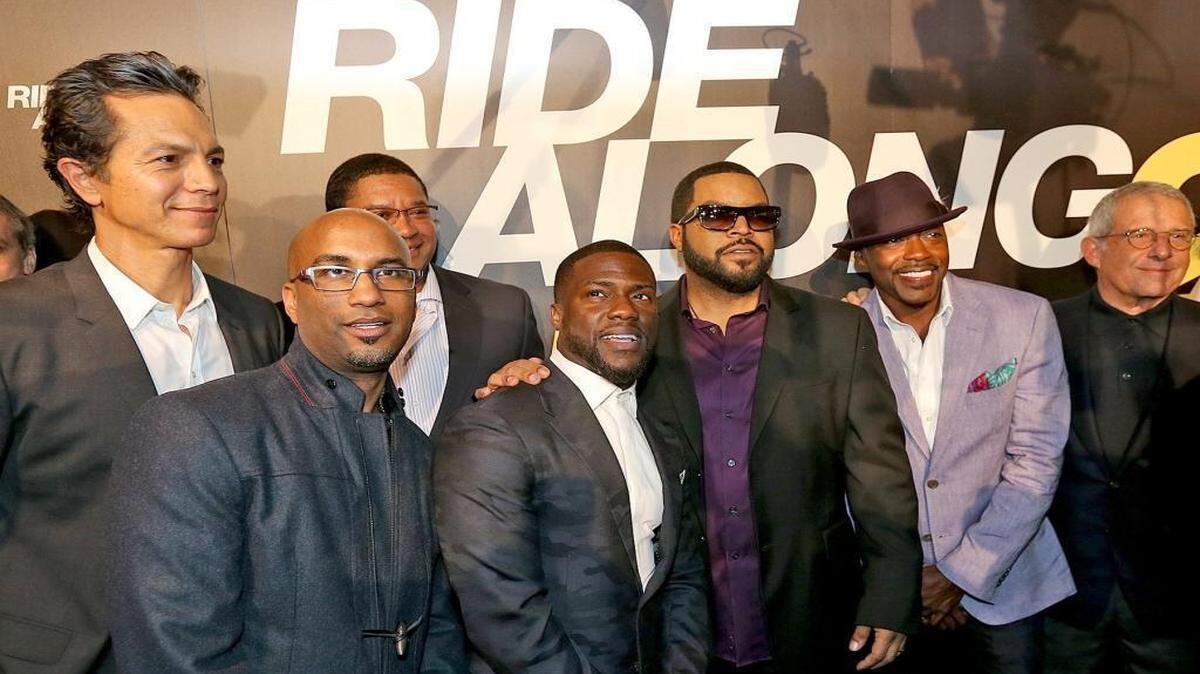Los protagonistas del filme "Ride Along 2" Kevin Hart and Ice Cube (centro) junto a los otros integrantes del elenco durante la premier en South Beach, el 6 de enero del 2016. 