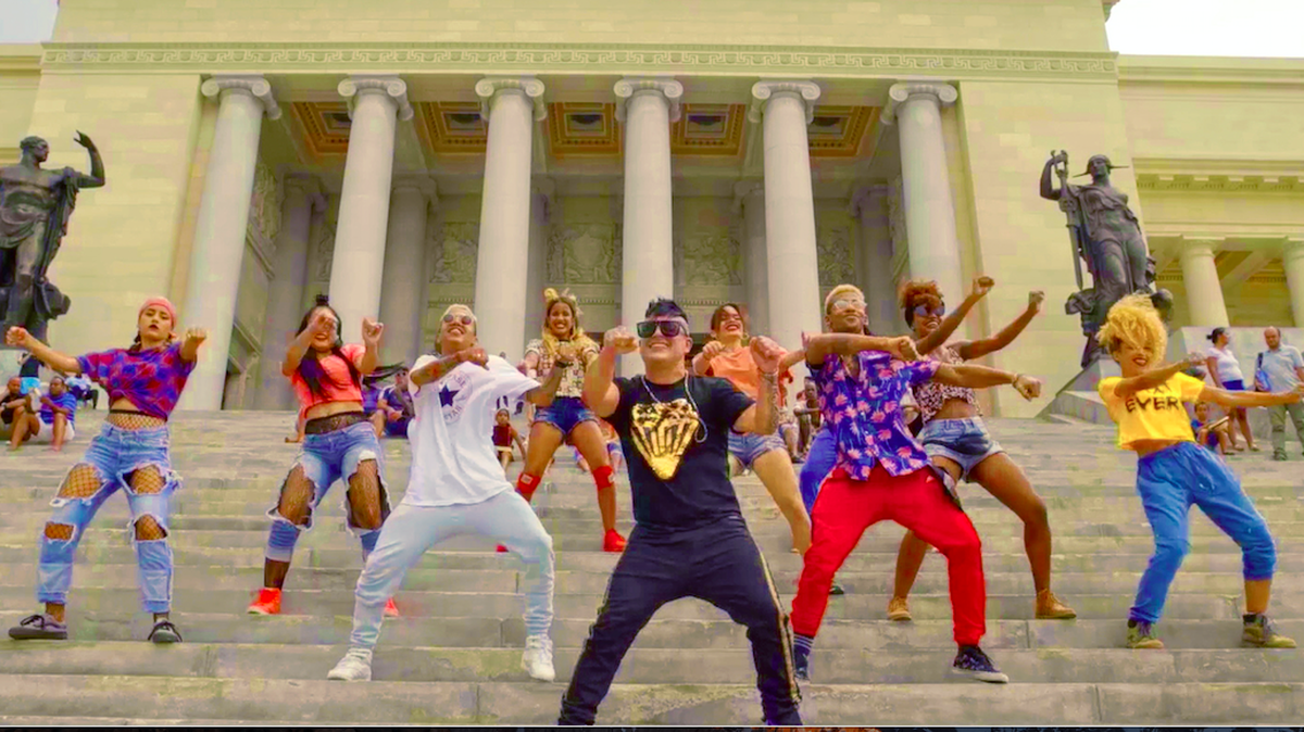 Osmani García (centro) aparece en la escalinata del Capitolio Nacional de Cuba en el video “Cubatón”.