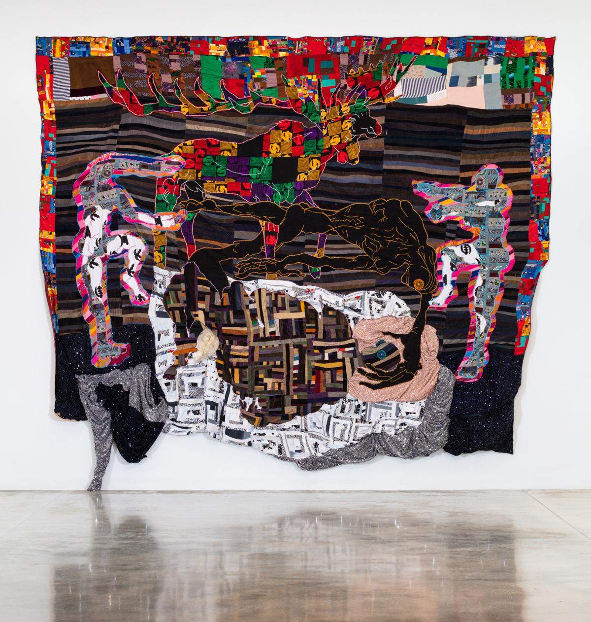 ‘The Fields We Lay and Turn with Horns’, (Los campos que tejemos y giramos con cuernos), 2023, pana, tela kente, tela de cera ghanesa, algodón, lana, piel, poliéster, lentejuelas, hilo de bordar, materiales seleccionados de trabajos de performance anteriores, cortinas, 180 x 240 x 6 pulgadas.