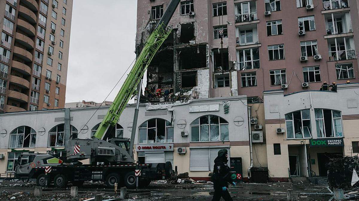 Los servicios de emergencia de Ucrania retiran los escombros de un edificio destruido en Kiev por un dron ruso Shahed, el 27 de diciembre de 2025. 