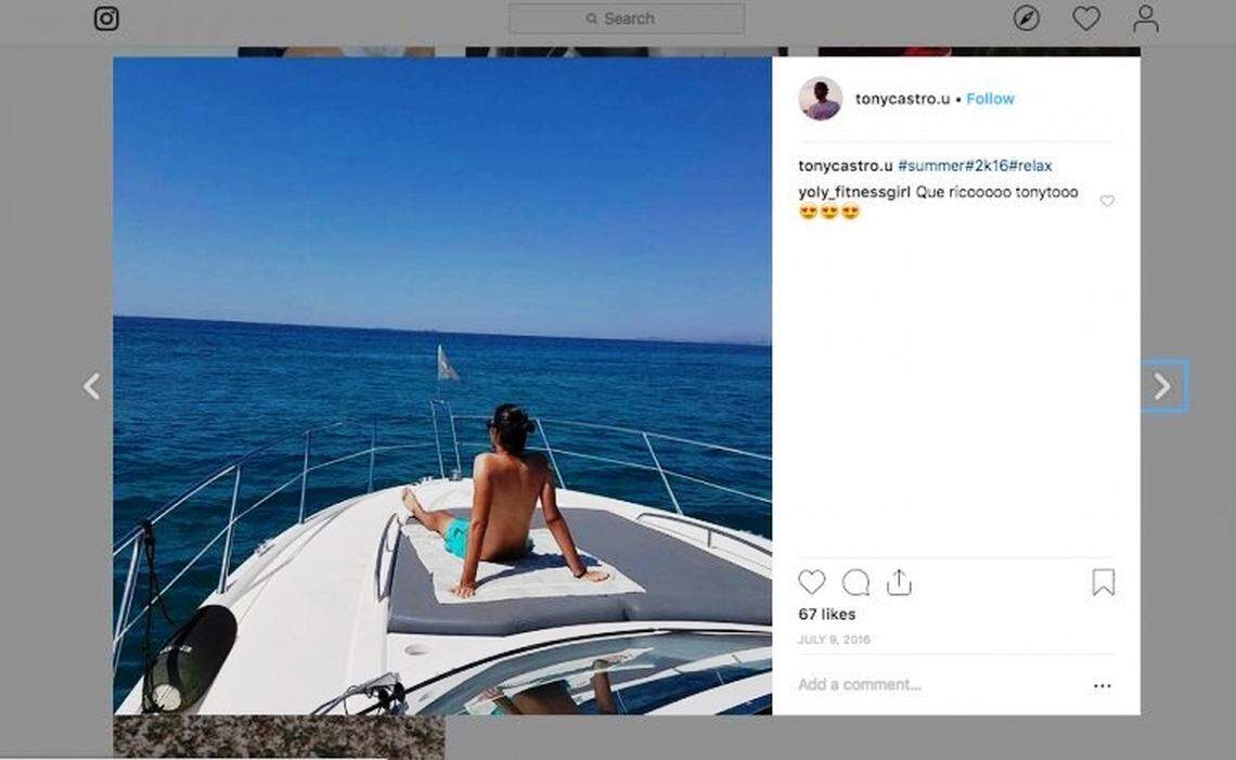 Tony Castro a bordo de un yate.