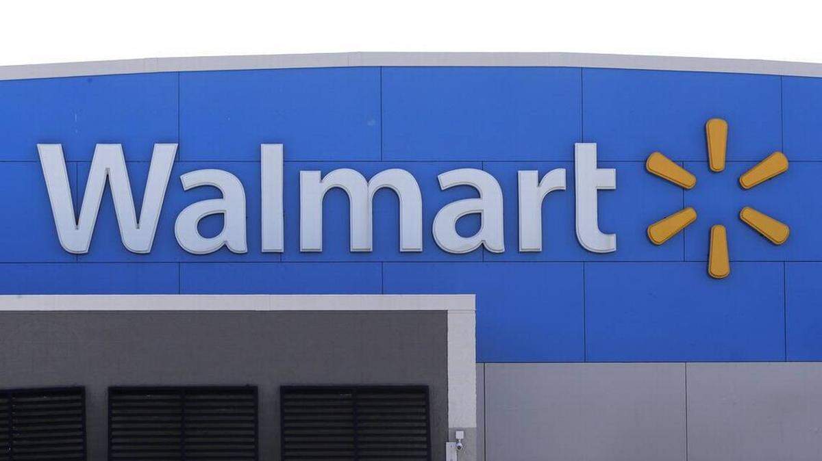 Un hombre es arrestado en una tienda Walmart de la localidad de St. Cloud, Florida.