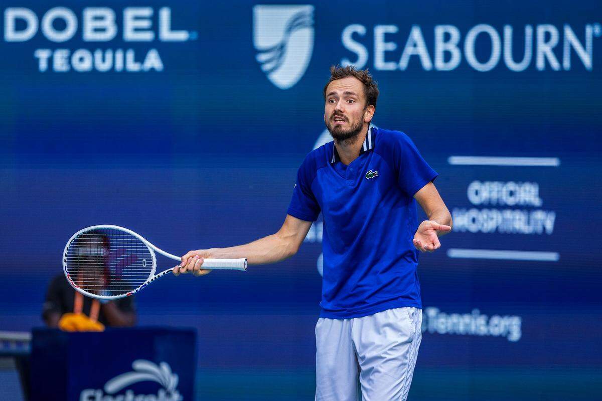 El ruso Daniil Medvedev reacciona tras una jugada en el partido ante Jannik Sinner, celebrado el 29 de marzo de 2024 en Miami Gardens.