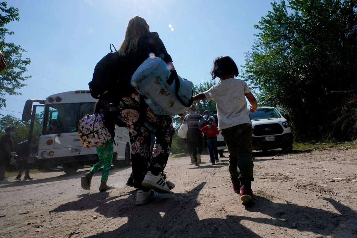 Una familia de migrantes venezolanos se entrega a la Patrulla Fronteriza tras cruzar la frontera entre México y EEUU en Del Río (Texas) el 16 de junio del 2021. (AP Photo/Eric Gay)