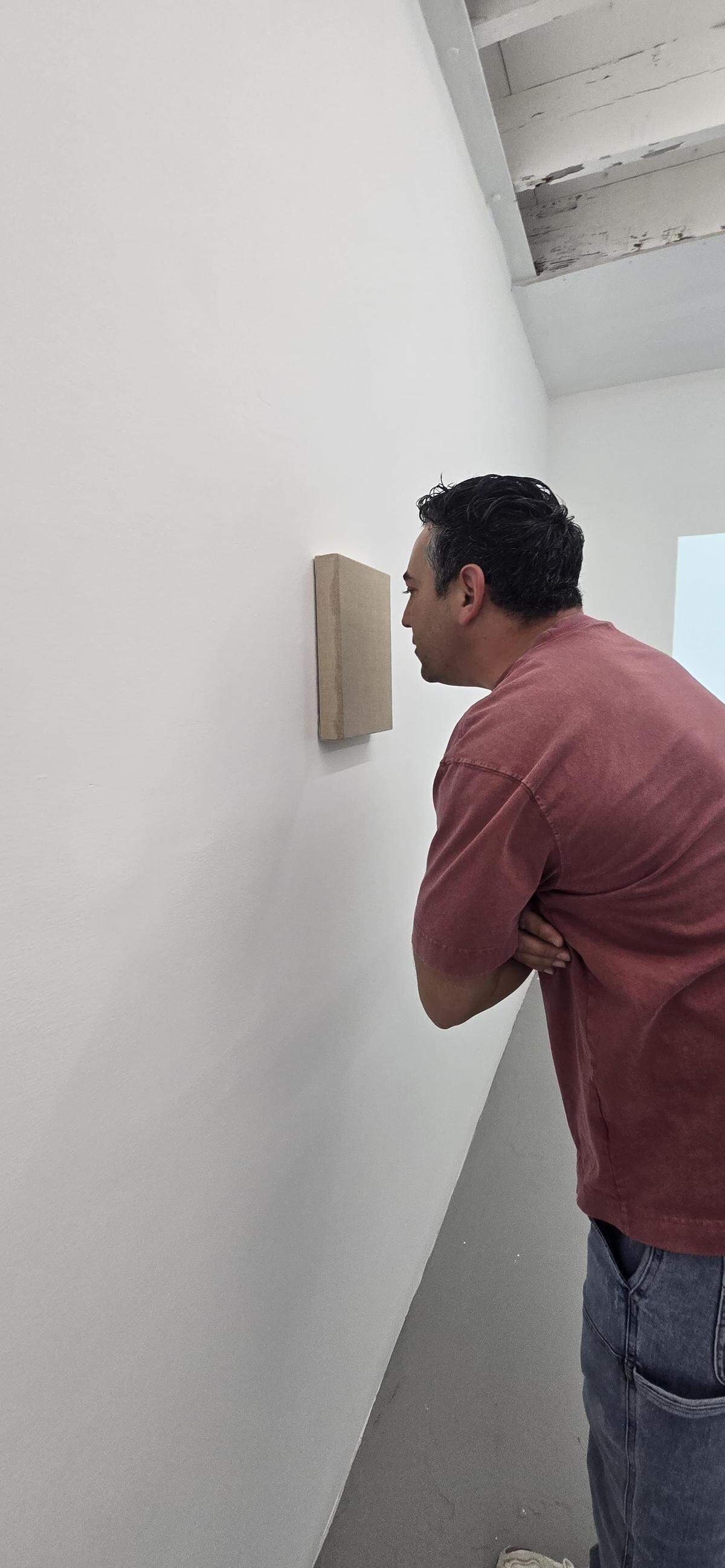 Espectadores interactuado con la obra  ‘Some Time’ de la exposición en sala “Ángulos de incredulidad”. 
