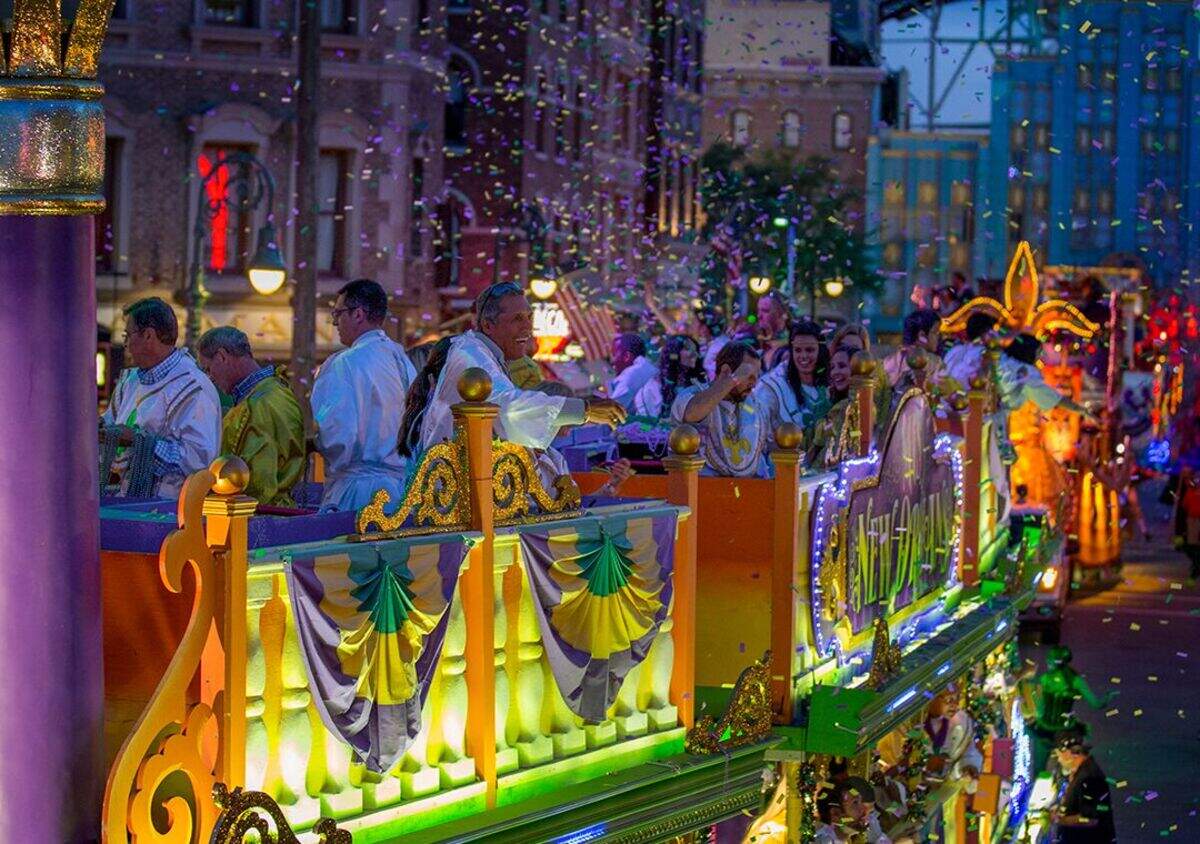Carrozas en la celebración de Mardi Gras 2026 en Universal Orlando.