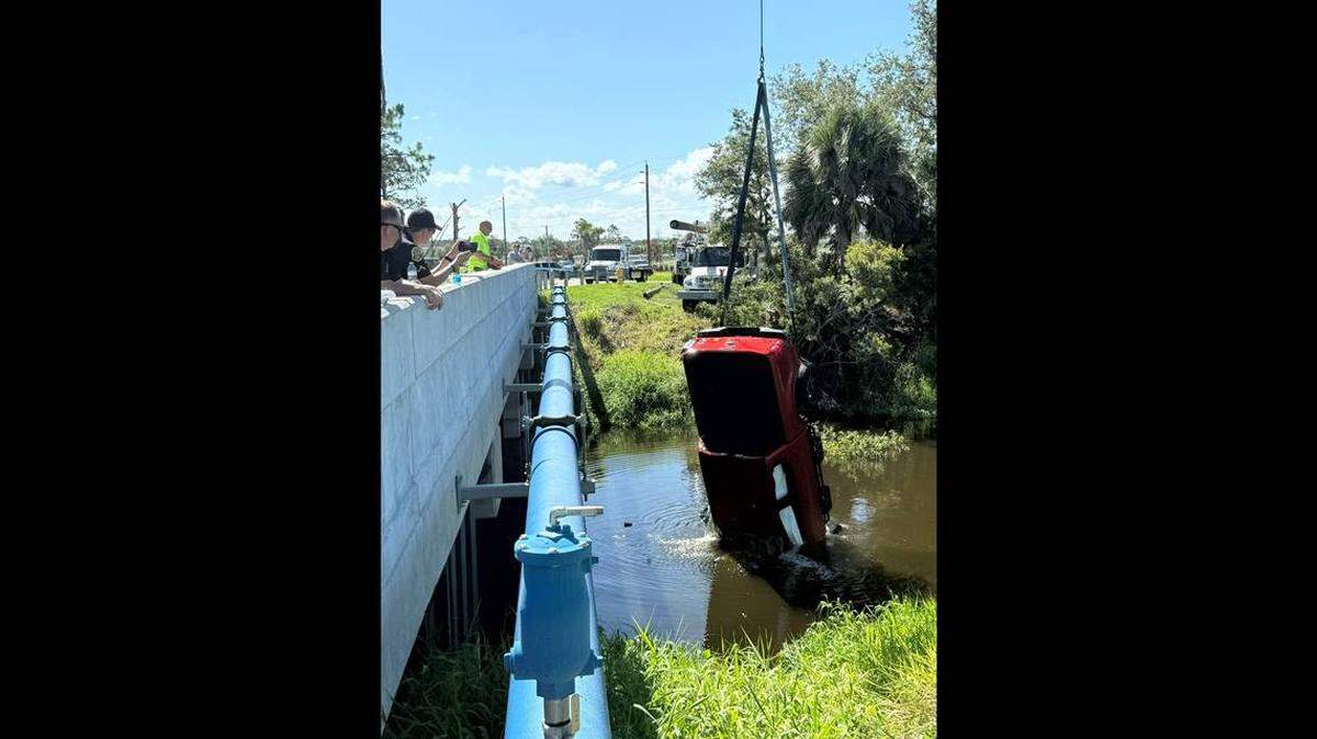 Dos grandes caimanes impidieron que los buzos de rescate alcanzaran al conductor de esta camioneta después de que cayera de un puente y quedara boca abajo en un canal de la Florida, según la policía de Venice.