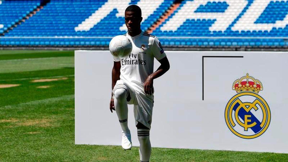 El nuevo jugador del Real Madrid, el brasileño Vinicius Junior domina el balón en su presentación oficial el 20 de julio en el estadio Santiago Bernabeu.