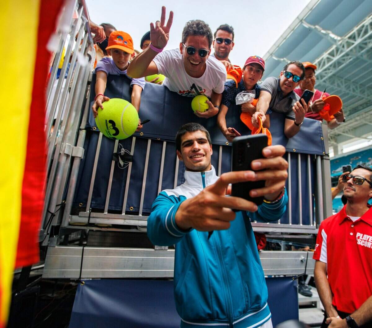 Carlos Alcaraz se toma un selfie con fanáticos tras vencer el domingo al noruego Casper Ruud en la final del Miami Open, el 3 de abril de 2022 en el Hard Rock Stadium en Miami Gardens, Florida.