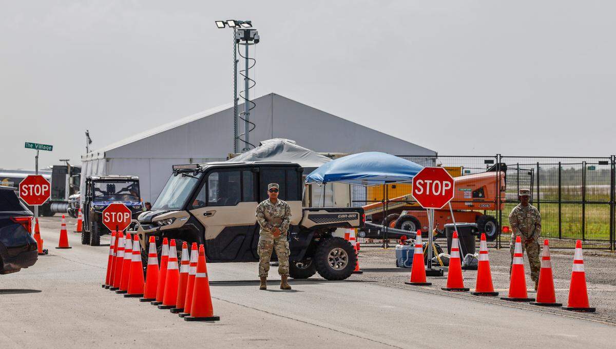 Vista de la seguridad en Alligator Alcatraz desde la pista de aterrizaje en Ochopee, Florida, el viernes 25 de julio de 2025. 