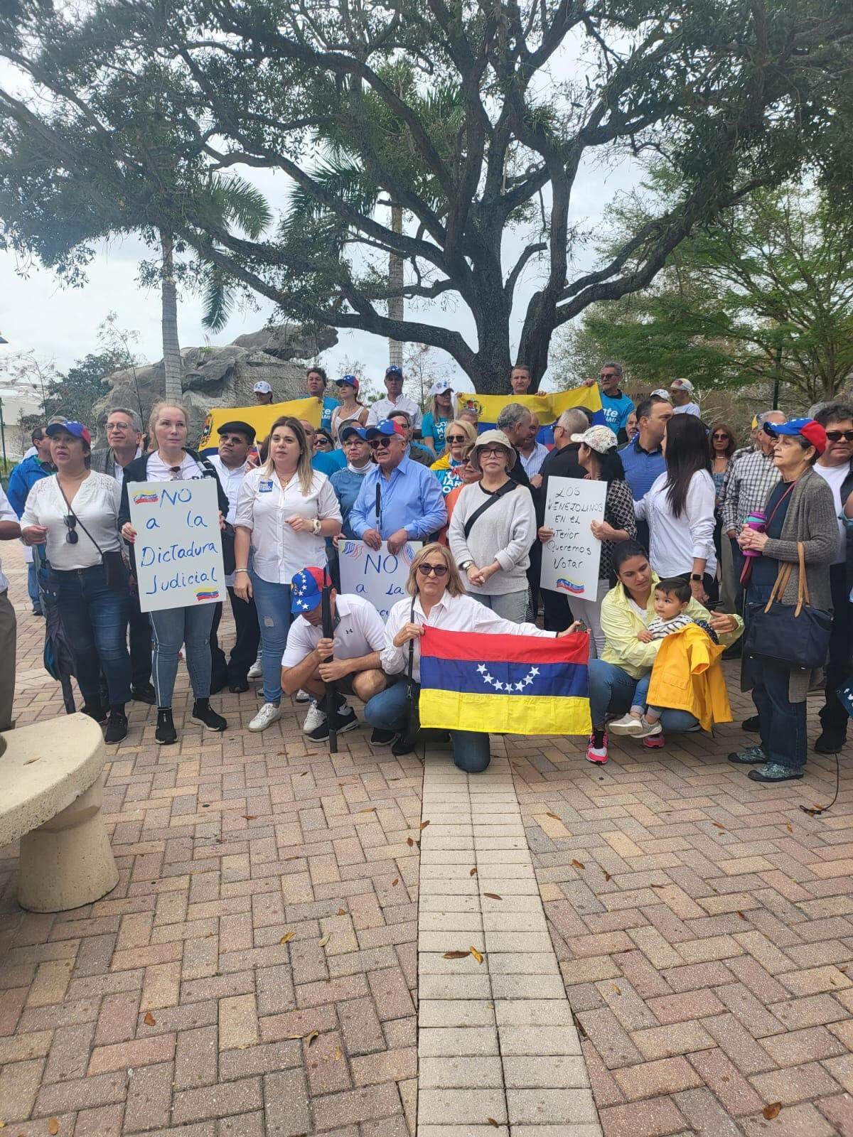 Venezolanos en el sur de la Florida exigieron la realización de elecciones libres y transparentes, que se les permita votar en el exterior, que se respete la candidatura de la opositora María Corina Machado y se liberen a los presos políticos.
