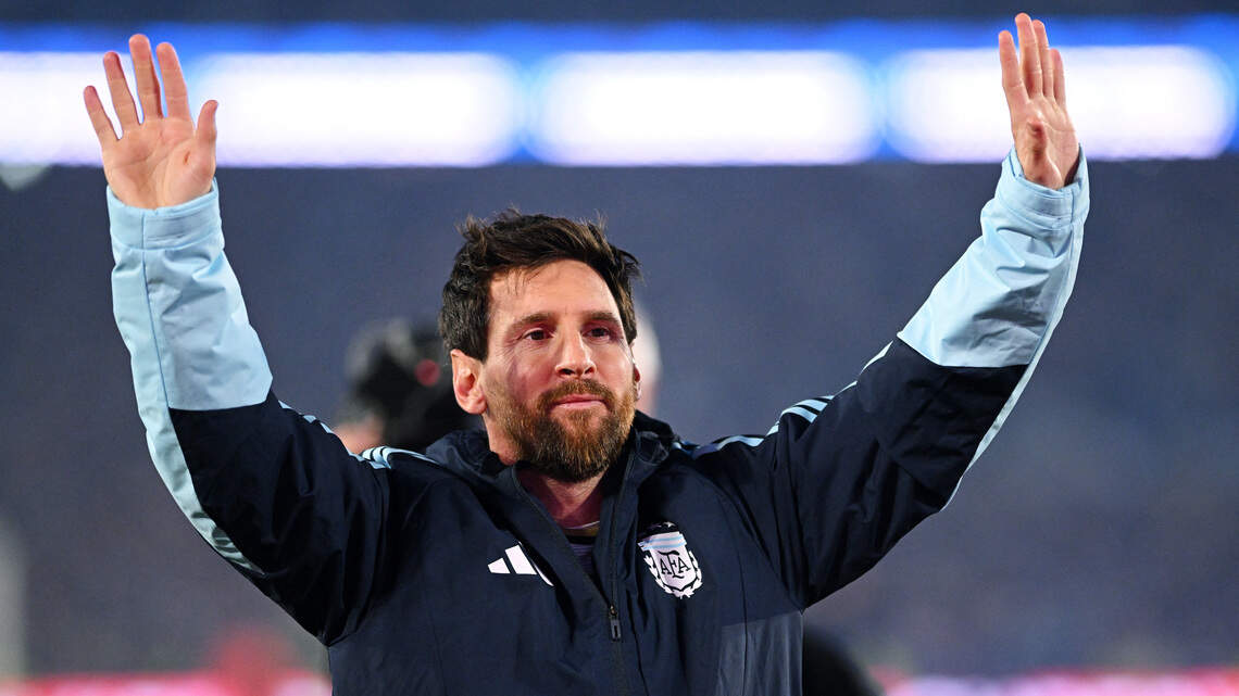 Multitudinaria bienvenida a Messi en Oviedo antes de recoger premio Princesa de Asturias de los Deportes