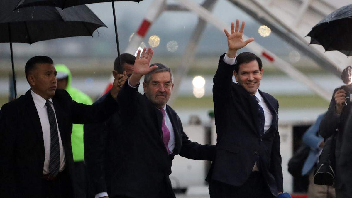 El secretario de Estado de Estados Unidos, Marco Rubio (der.), llegó a México el martes y fue recibido por el canciller de ese país, Juan Ramón de la Fuente.