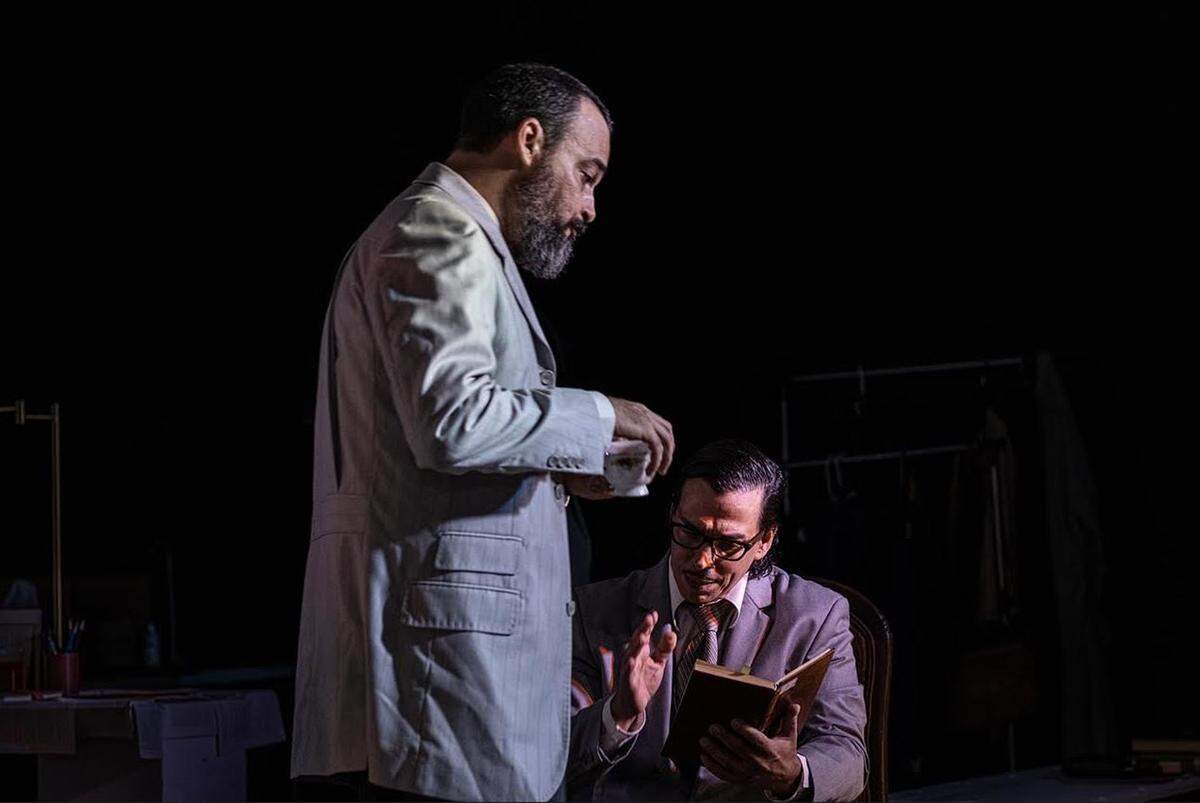 “Gracias a su accidente, Lorena nos ha devuelto la vida”, le dice Celso (Ariel Texidó, de pie) a Ismael, el lector. 