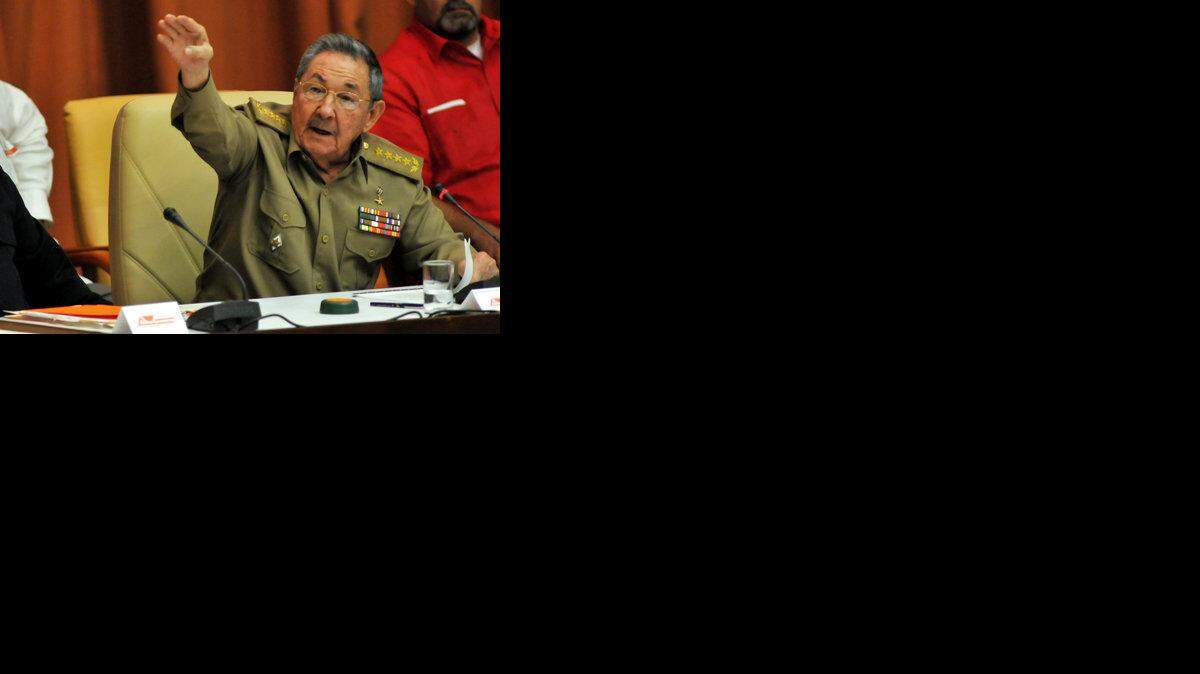 El mandatario cubano, Raúl Castro (d), pronuncia un discurso junto a su homólogo venezolano, Hugo Chávez (i), el lunes 8 de noviembre del 2010, durante un acto realizado en el Palacio de Convenciones de La Habana (Cuba) para recordar el Décimo Aniversario del Convenio Integral de Cooperación Cuba-Venezuela.