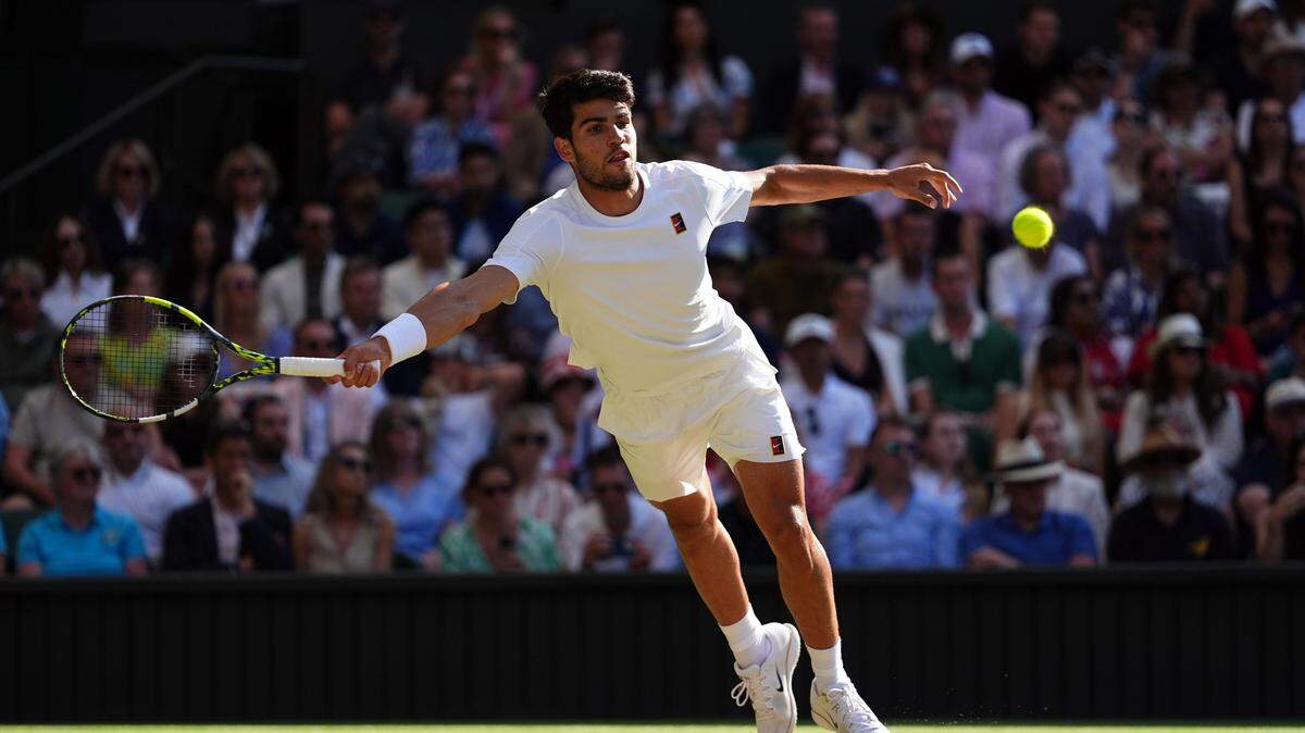 El español Carlos Alcaraz se impuso 6-2, 6-3, 6-3 ante el británico Cameron Norrie y se clasificó el martes a semifinales de Wimbledon.