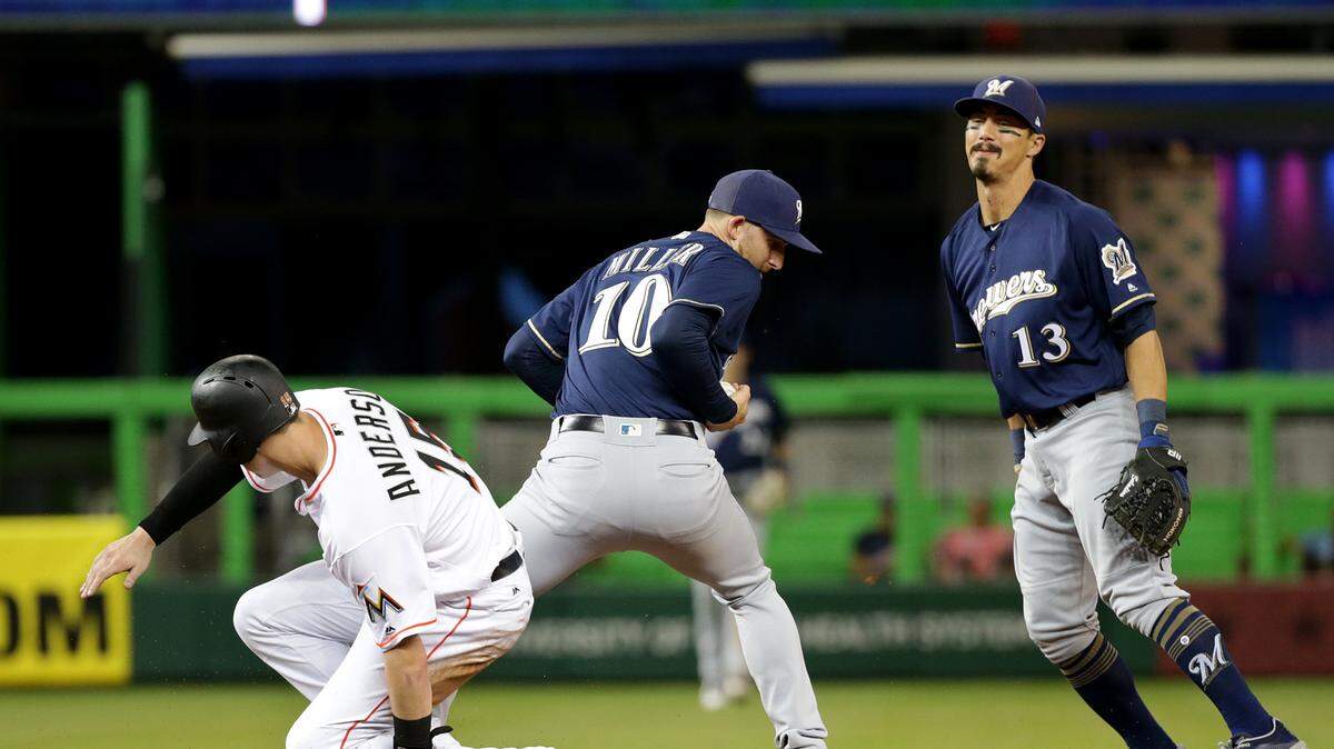 El jardinero de los Marlins  Brian Anderson llega quieto a segunda base en el segundo inning del partido ante los Cerveceros, celebrado el 10 de julio de 2018 en Miami.