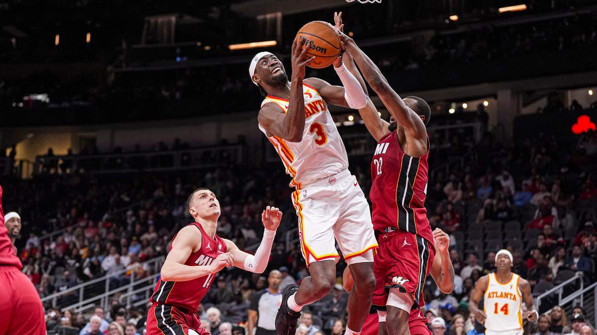 El delantero del Heat de Miami Andrew Wiggins (der.) trata de frenar a Caris LeVer, de los Hawks, en el partido celebrado el 24 de febrero de 2025 en Atlanta.