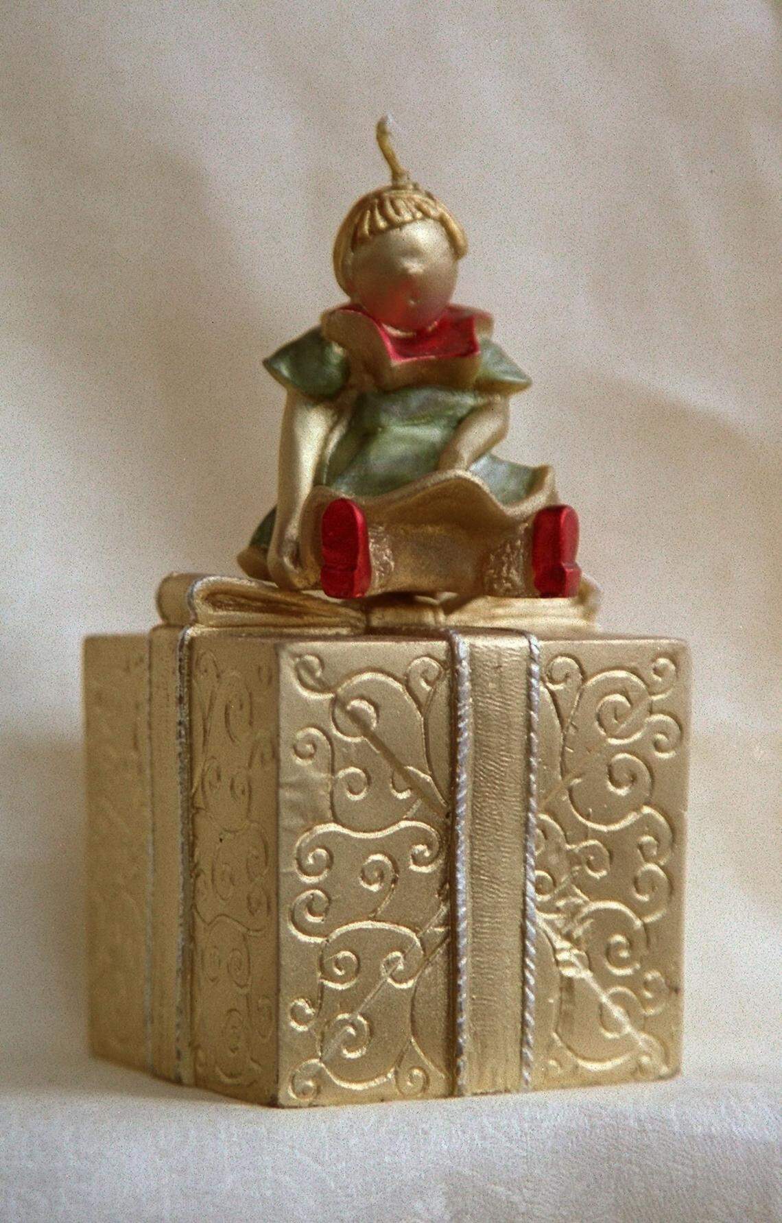 Géminis, ten encendida, en tu hogar dos velas amarillas o doradas, como los gemelos que te representan ya que simbólicamente, iluminarán tu camino en el año 2025.